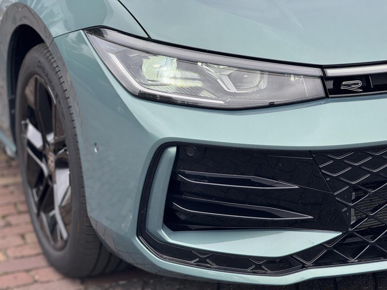 Volkswagen PASSAT Variant 1.5 eHybrid R-Line Edition 272pk | HUD | Pano | Trekhaak