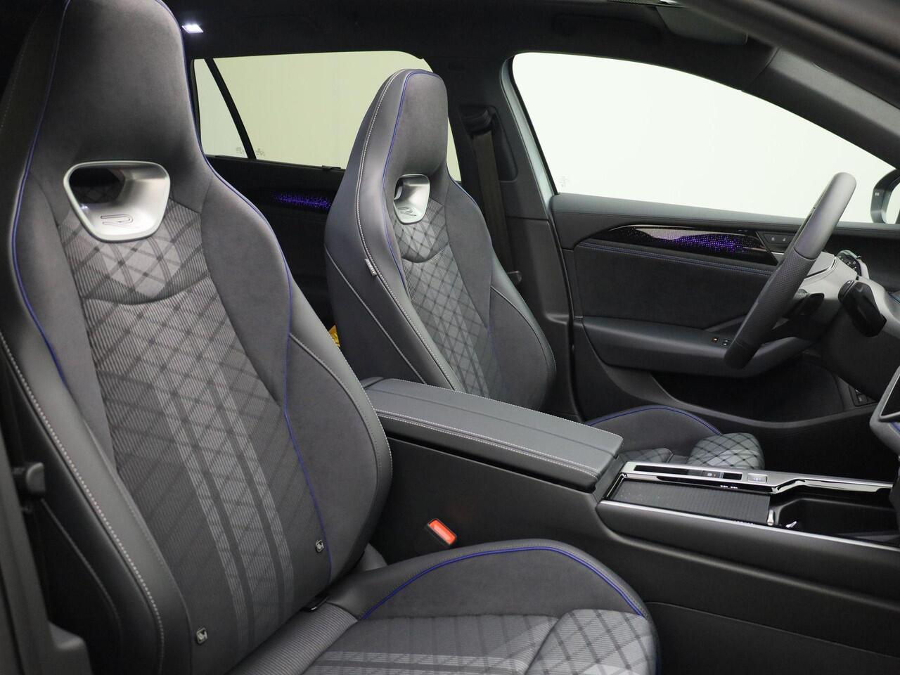 Volkswagen PASSAT Variant 1.5 eHybrid R-Line Edition Panoramadak · Harman & Kardon · Trekhaak · Head-up display