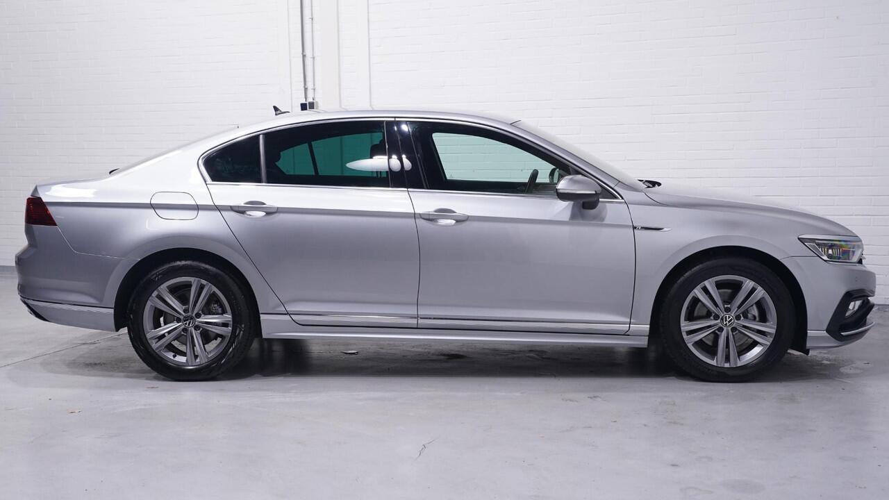 Volkswagen PASSAT 1.5 TSI R-Line Business + Rijklaar! Navi Stoel- en voorruitverwarming Led matrix Apple Carplay Camera 1e Eig. NAP