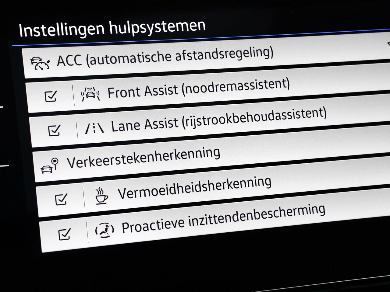 Volkswagen PASSAT Variant 1.5 TSI 150pk DSG R-Line Business + · Panoramadak · Camera · Matrix LED · Keyless · Stoelverwarming · Active Info Display · Garantie t/m 11-07-2027 of 100.000km