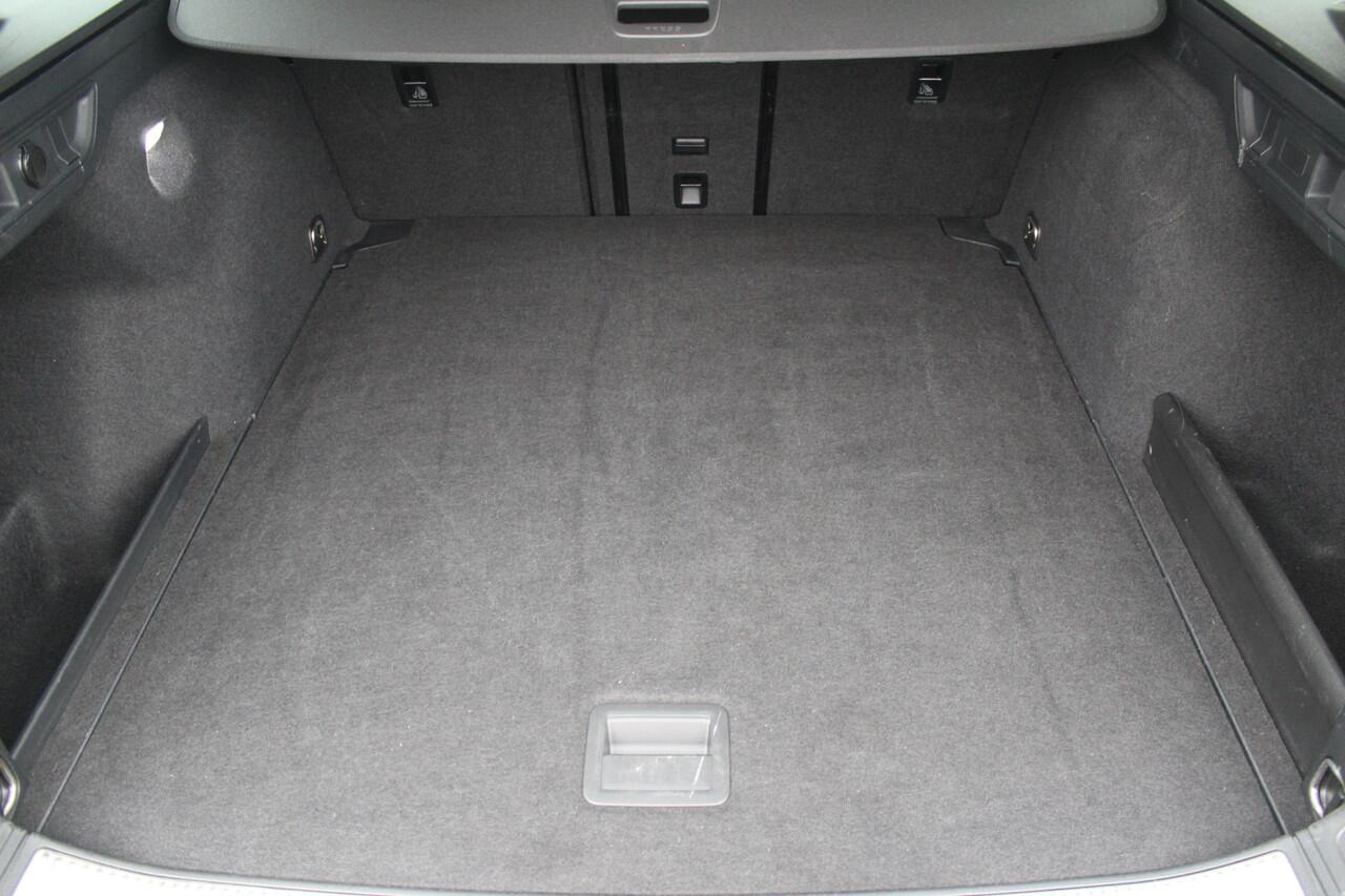 Volkswagen PASSAT Variant 1.5 eTSI 150 pk | Incl. 12 maanden Garantie | Stoel/stuur verwarming | Achteruitrijcamera | Adaptive cruise controle | Dodehoekdetectie | Parkeersensoren V+A | Navigatie | Apple CarPlay/Android Auto | Draadloze telefoonlader | Climate controle | L