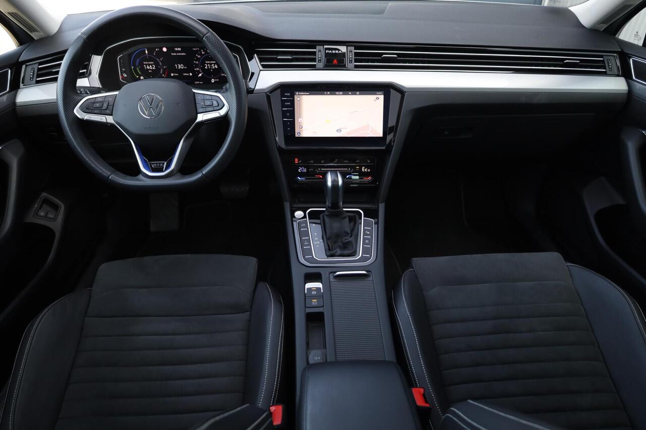 Volkswagen PASSAT Variant 1.4 TSI PHEV GTE Business 218PK / 160kW DSG, Digital Cockpit Pro (26cm), 60 maanden 100.000km garantie leder / alcantara bekleding, dodehoekdetectie (side assist), panoramadak, discover pro navigatie, verwarmbare voorstoelen, achteruitrijcamera (r