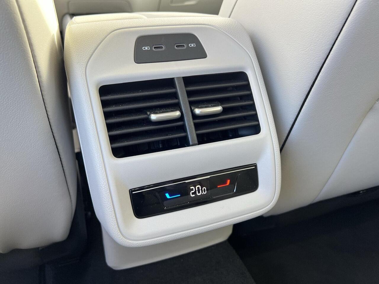 Volkswagen PASSAT Variant 1.5 eHybrid Elegance | Leder | Trekhaak | 272 pk | 5 jaar Fabrieksgarantie | SOH 102% | PHEV |