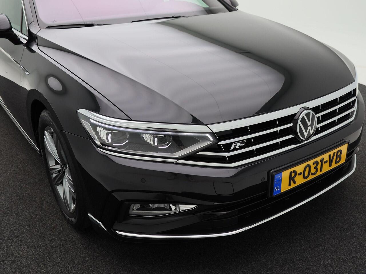 Volkswagen PASSAT Variant 1.5 TSi 150 Pk Automaat R-Line Business + | Panorama Dak | Carplay | Elektrische Achterklep | Stoel Verwarming | Leder Alcantara Bekleding | Full LED | 17 Inch | 53.430 km!!