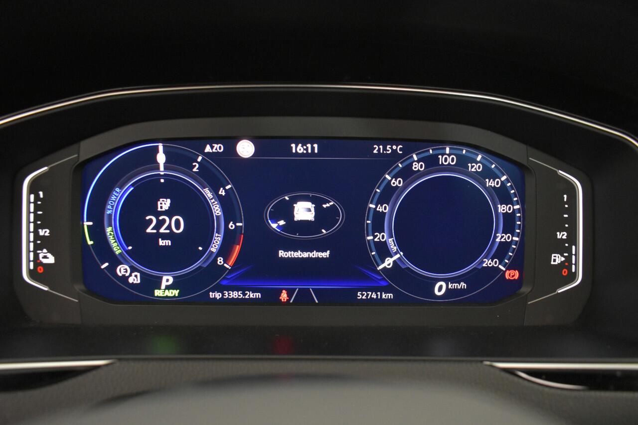 Volkswagen PASSAT GTE Head-up Disp Pano 360°Cam eLTrekh+aKlep Memo-seats Dhoek Det