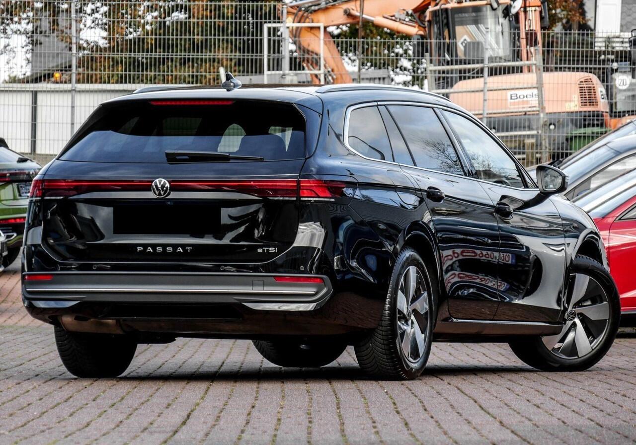 Volkswagen PASSAT Variant 1.5 eTSI Business ACC Massage Trekhaak LED DAB Camera Digital Cockpit PRO