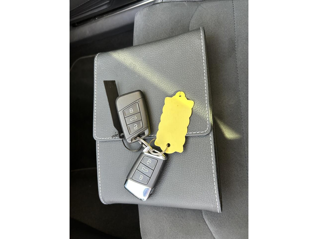 Volkswagen PASSAT Variant 1.5 TSI R-Line Business + van binnen en buiten in nieuwstaat!