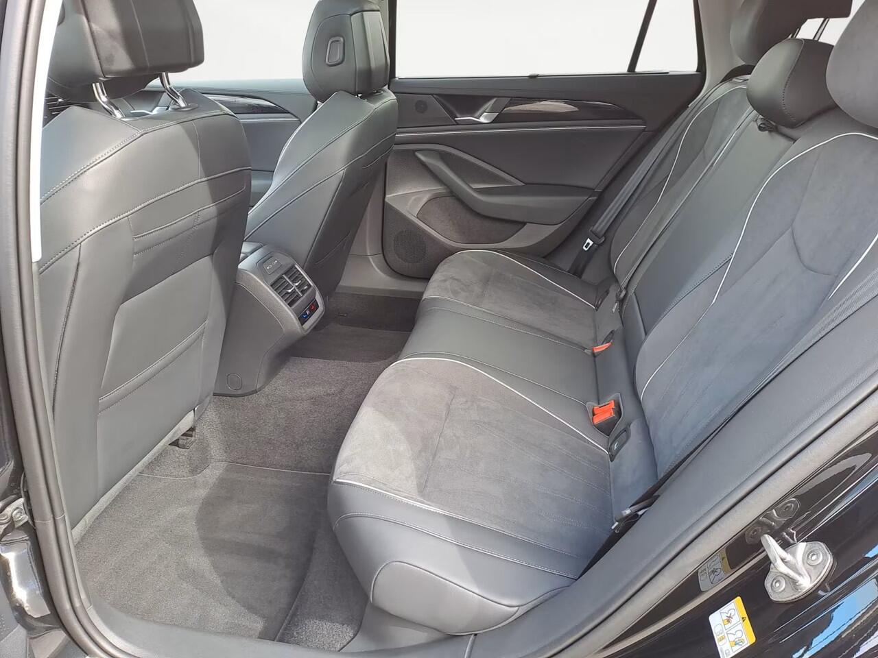 Volkswagen PASSAT Variant 2.0 TDI 150 PK Automaat Panorama-Schuifdak Massage ACC Trekhaak LED