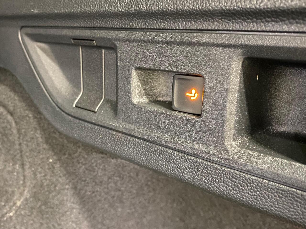 Volkswagen PASSAT Variant 1.5 eHybrid R-Line 272pk Keyless IQ Light 360 Camera Trekhaak Elek.Achterklep Apple/Android 18'' Inch