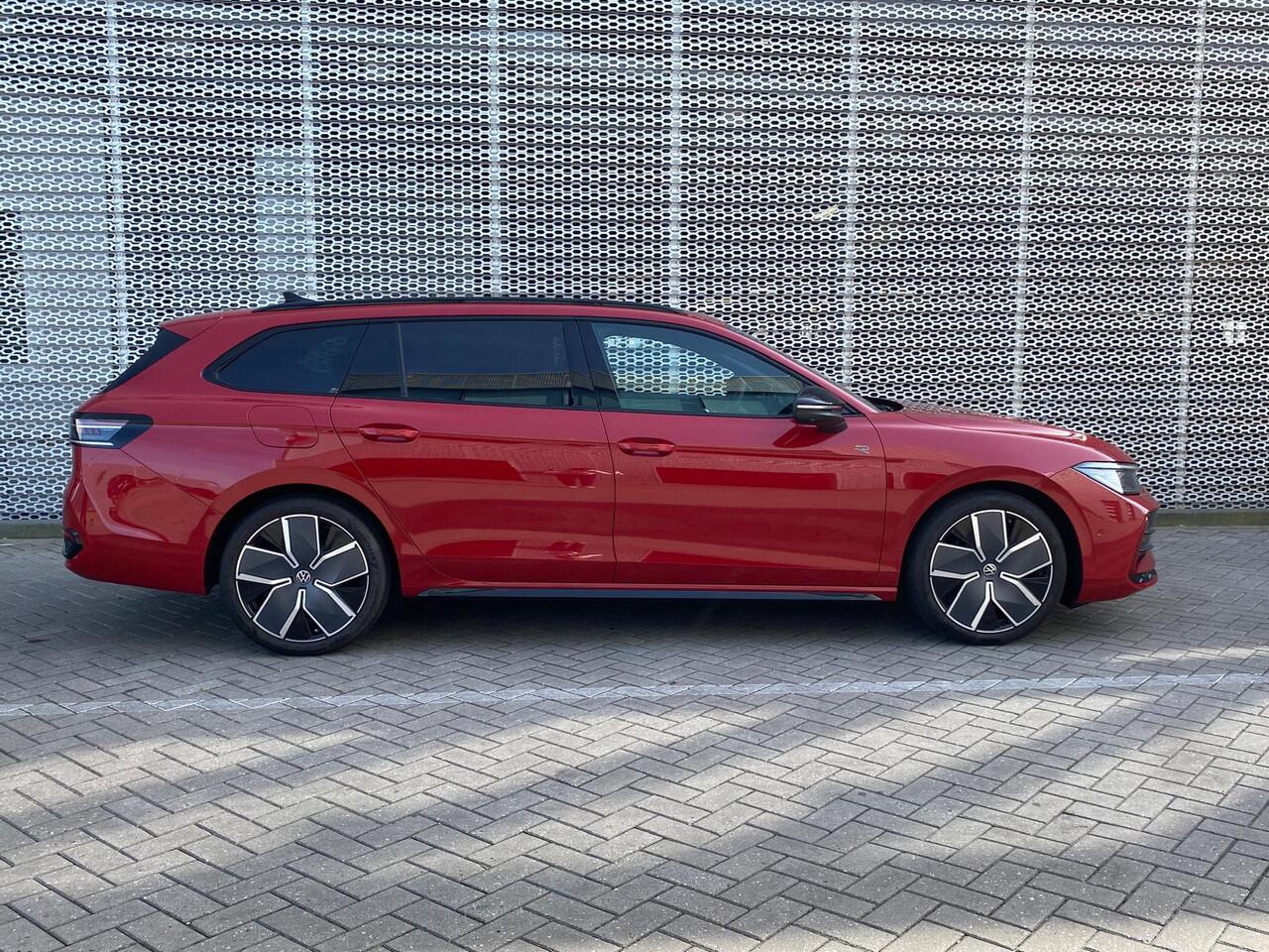 Volkswagen PASSAT Variant 1.5 eTSI 150 PK DSG R-Line Edition / Vollederen R-Line Bekleding / Head Up Display / Harman Kardon / Panoramadak /