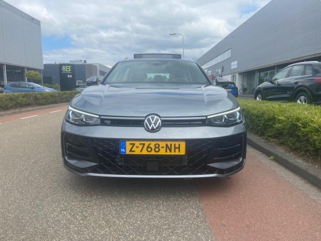 Volkswagen PASSAT Variant 1.5 eTSI 150PK R-Line Business / DSG/ Metallic/ Led/ Panoramadak / Zwenkhaak/ Digitale Cockpit / R Line Int + Ext/ Parkeersensoren/ 18 '' LMV