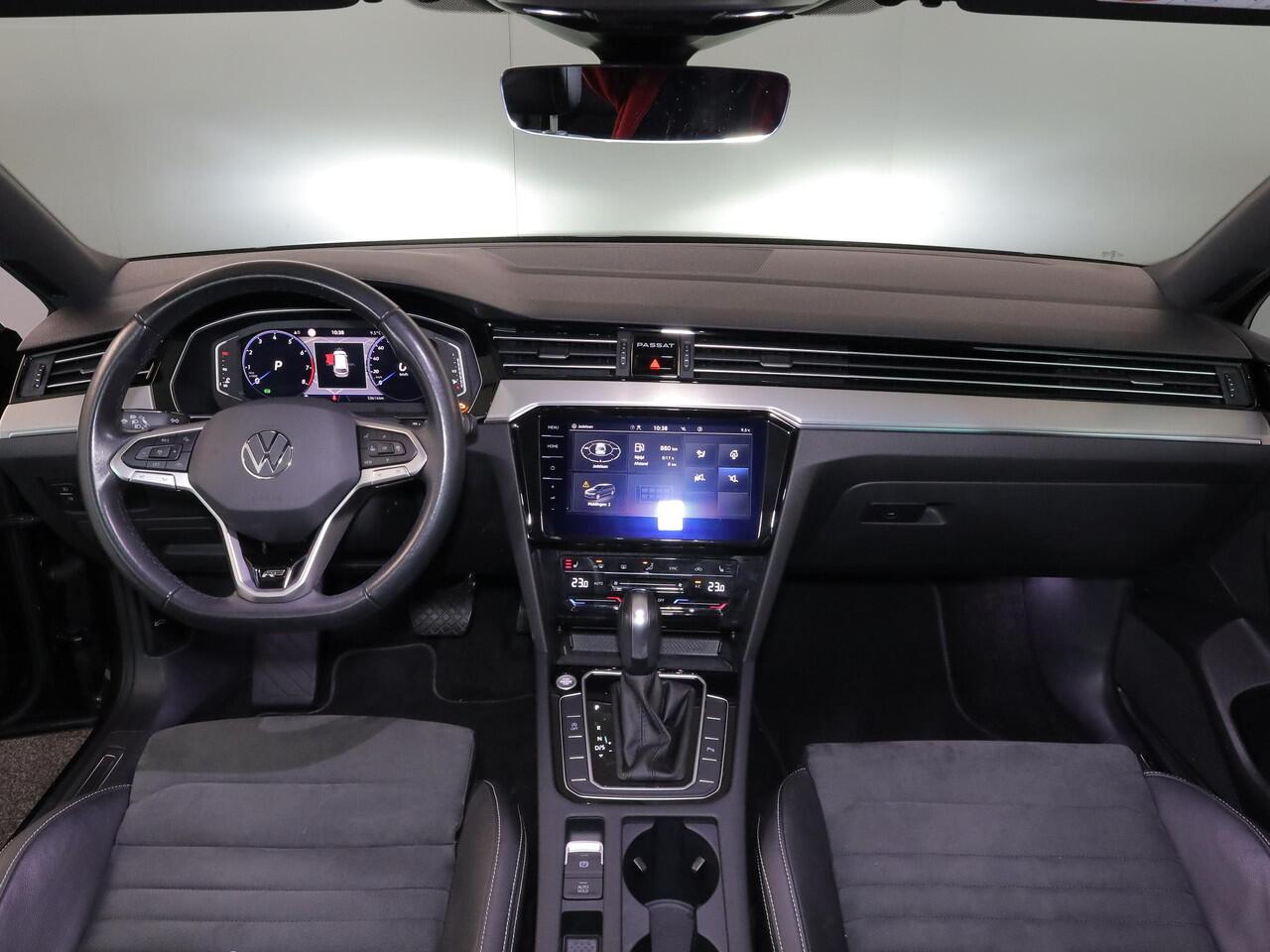 Volkswagen PASSAT Variant 1.5 TSI R-Line Business 150 pk Automaat (DSG) | Verlengde garantie | Navigatie | Parkeersensoren | Achteruitrijcamera | Stoelverwarming |