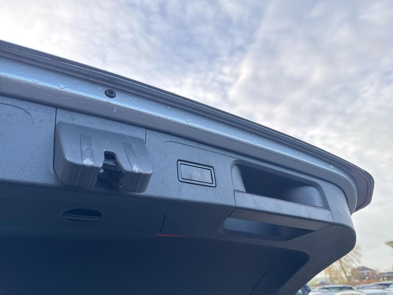 Volkswagen PASSAT Variant 1.5 TSI Elegance | 150 pk | Pano Dak | Trekhaak | ERGO Massage | A-Camera |