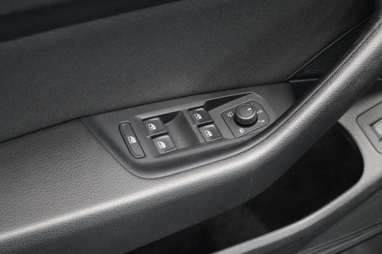 Volkswagen PASSAT 1.5 TSI Comfort Busines | Trekhaak | Navigatie | Camera | LED