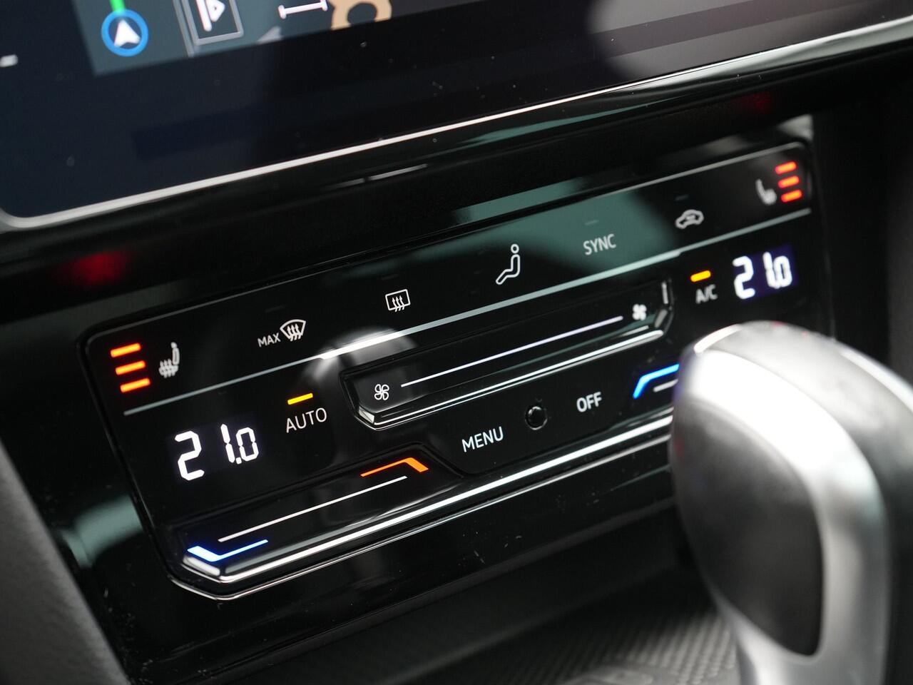 Volkswagen PASSAT Variant 1.4 TSI GTE Highline Plug In Hybrid 218pk Dealer O.H PHEV | Trekhaak Af Fabriek | Panodak | Adaptive Cruise | Camera | Alcantara Sportstoelen Massage & Verwarmd | Apple Carplay | Navigatie | Keyless | Virtual | DAB |