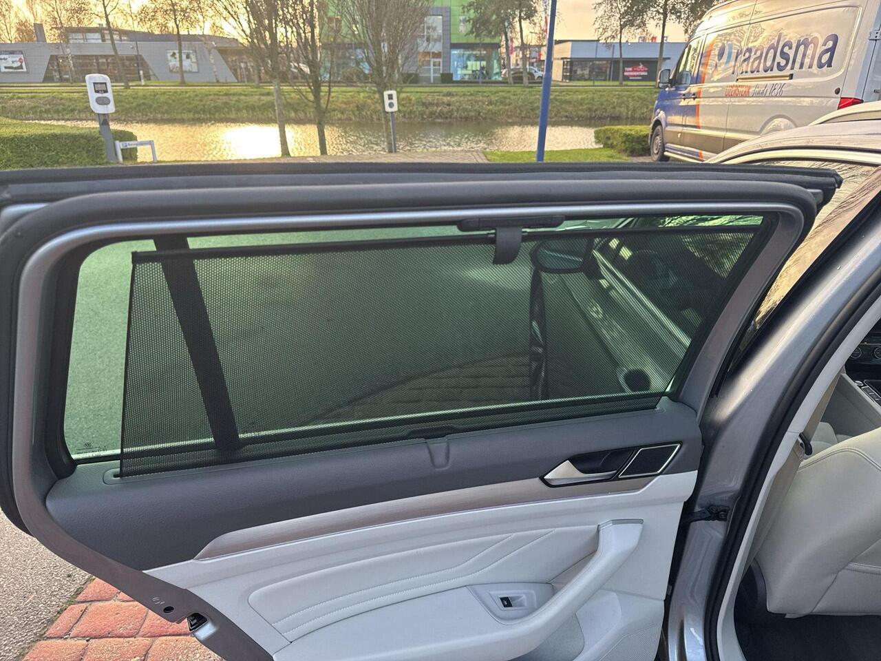 Volkswagen PASSAT Variant 1.5 TSI Elegance | 150 pk | Pano Dak | Trekhaak | ERGO Massage | A-Camera |