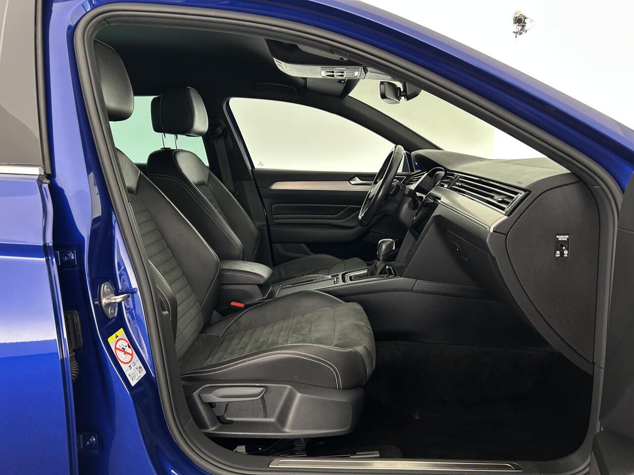 Volkswagen PASSAT Variant 1.5 TSI R-Line Business + Trekhaak Camera Keyless Stoelverwarming Virtual Cockpit Navigatie