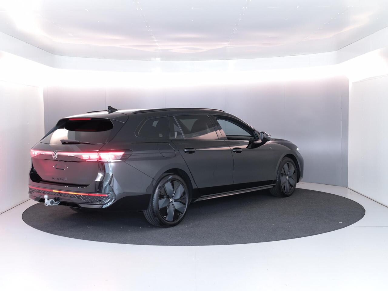 Volkswagen PASSAT Variant 1.5 eHybrid R-Line Edition 272PK PHEV | Panorama dak | Harman Kardon geluidsinstallatie | Trekhaak | Black style |