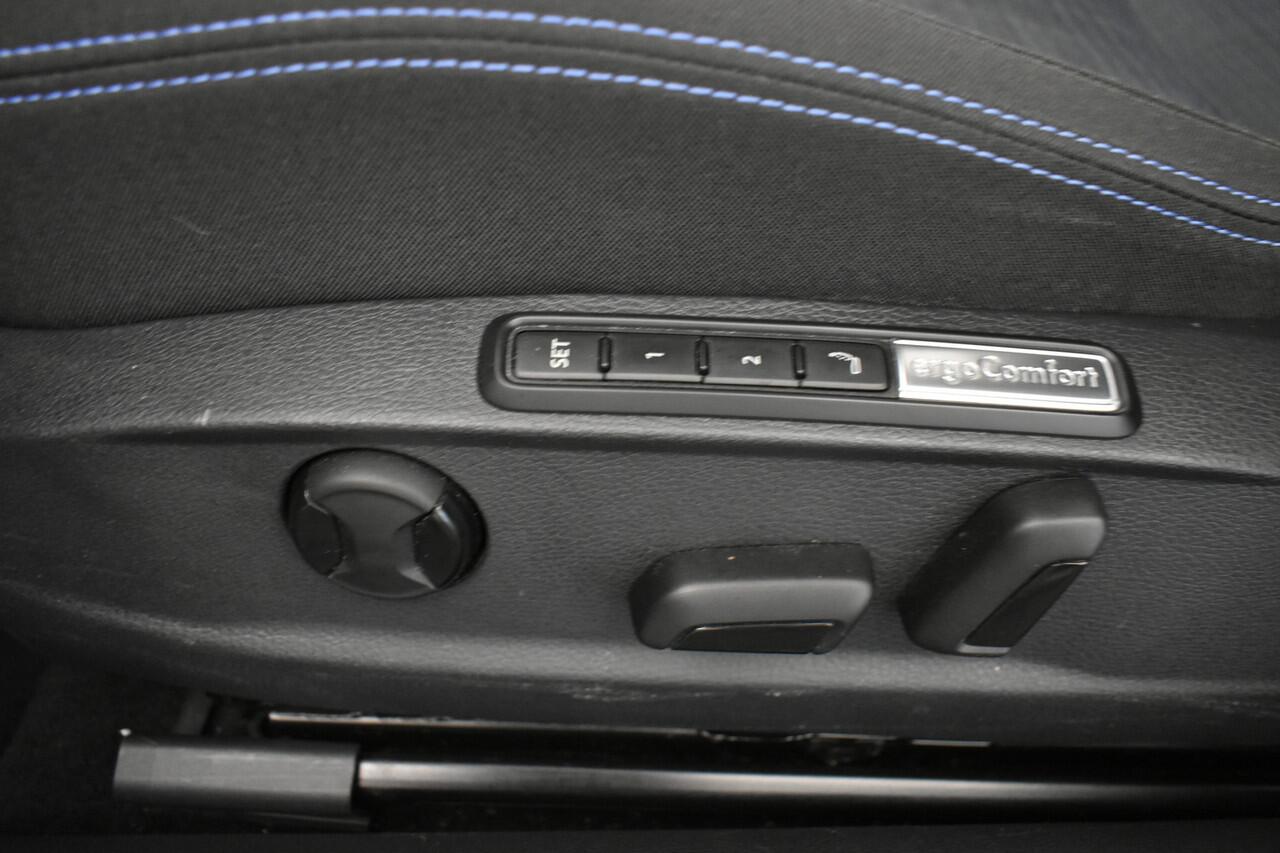 Volkswagen PASSAT GTE Head-up Disp Pano 360°Cam eLTrekh+aKlep Memo-seats Dhoek Det