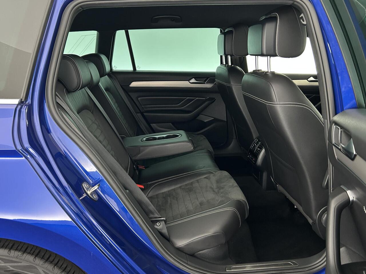 Volkswagen PASSAT Variant 1.5 TSI R-Line Business + Trekhaak Camera Keyless Stoelverwarming Virtual Cockpit Navigatie