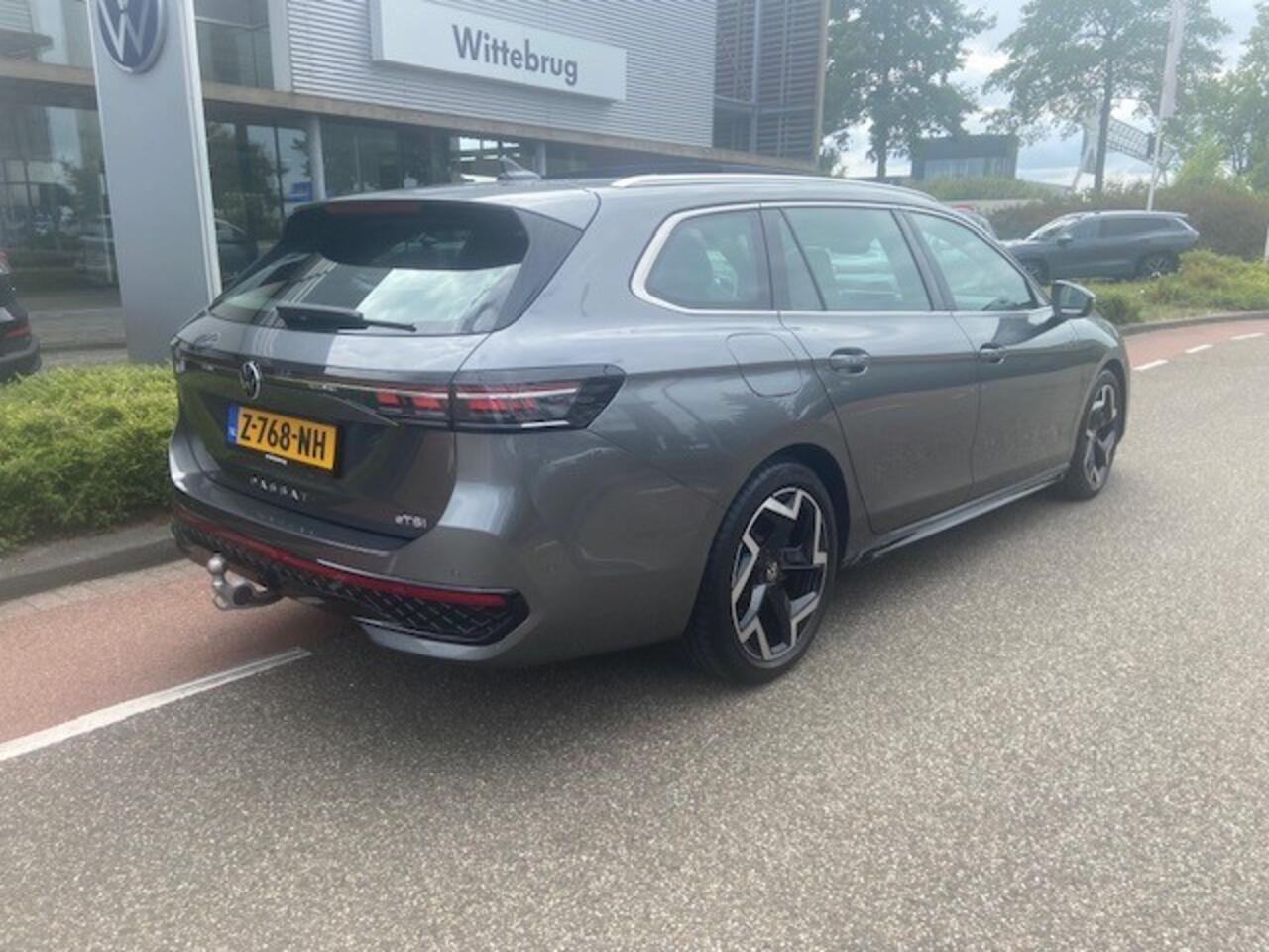 Volkswagen PASSAT Variant 1.5 eTSI 150PK R-Line Business / DSG/ Metallic/ Led/ Panoramadak / Zwenkhaak/ Digitale Cockpit / R Line Int + Ext/ Parkeersensoren/ 18 '' LMV