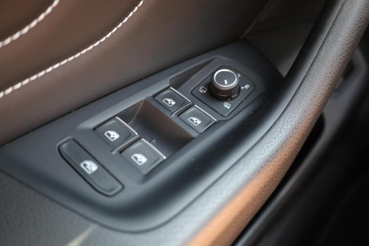 Volkswagen PASSAT Variant 1.4 TSI PHEV GTE Business 218PK / 160kW DSG, Digital Cockpit Pro (26cm), 60 maanden 100.000km garantie leder / alcantara bekleding, dodehoekdetectie (side assist), panoramadak, discover pro navigatie, verwarmbare voorstoelen, achteruitrijcamera (r