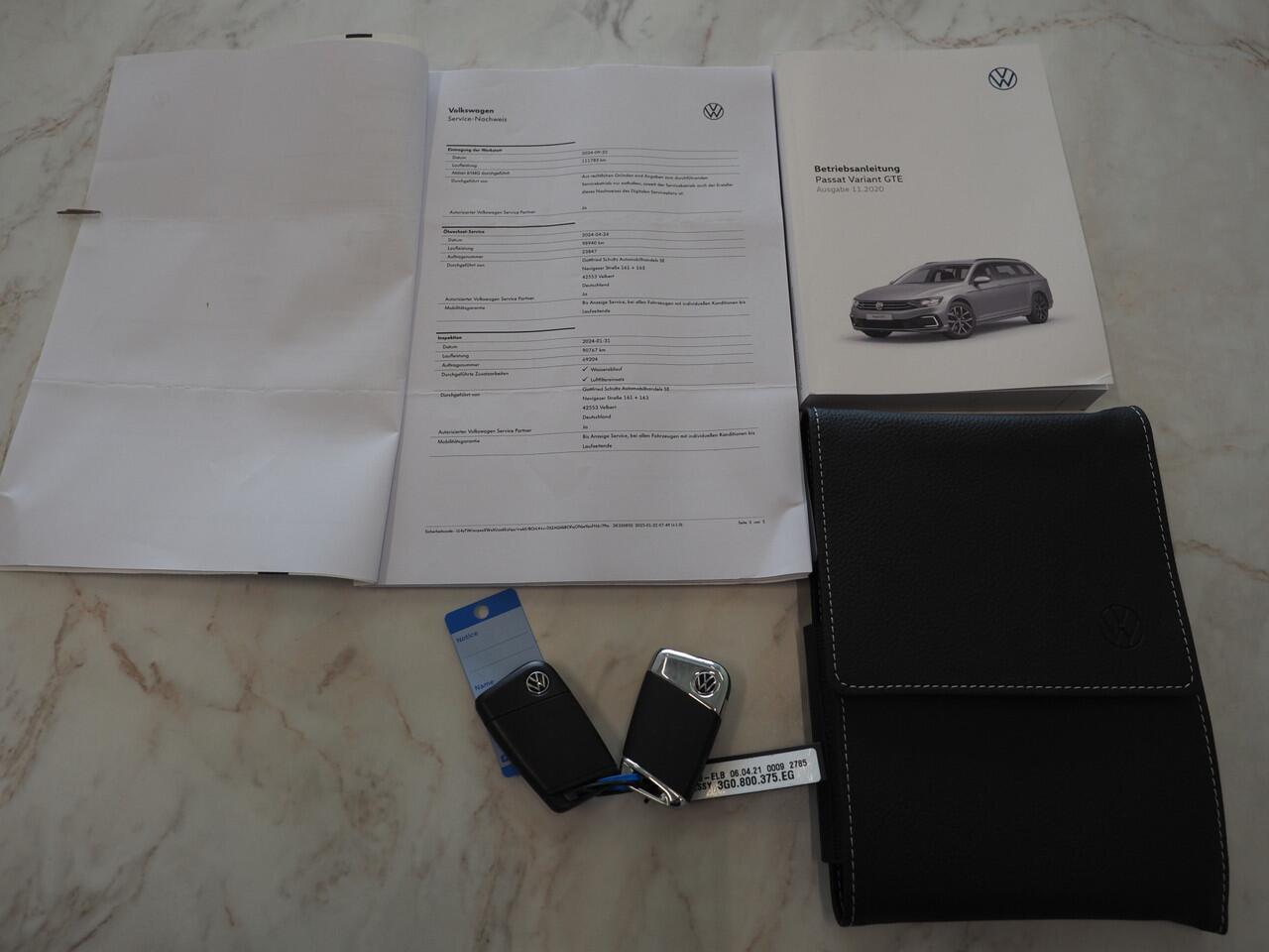 Volkswagen PASSAT Variant 1.4 TSI PHEV GTE | Panoramadak | Trekhaak | Massage | Camera | Adaptive Cruise | Carplay