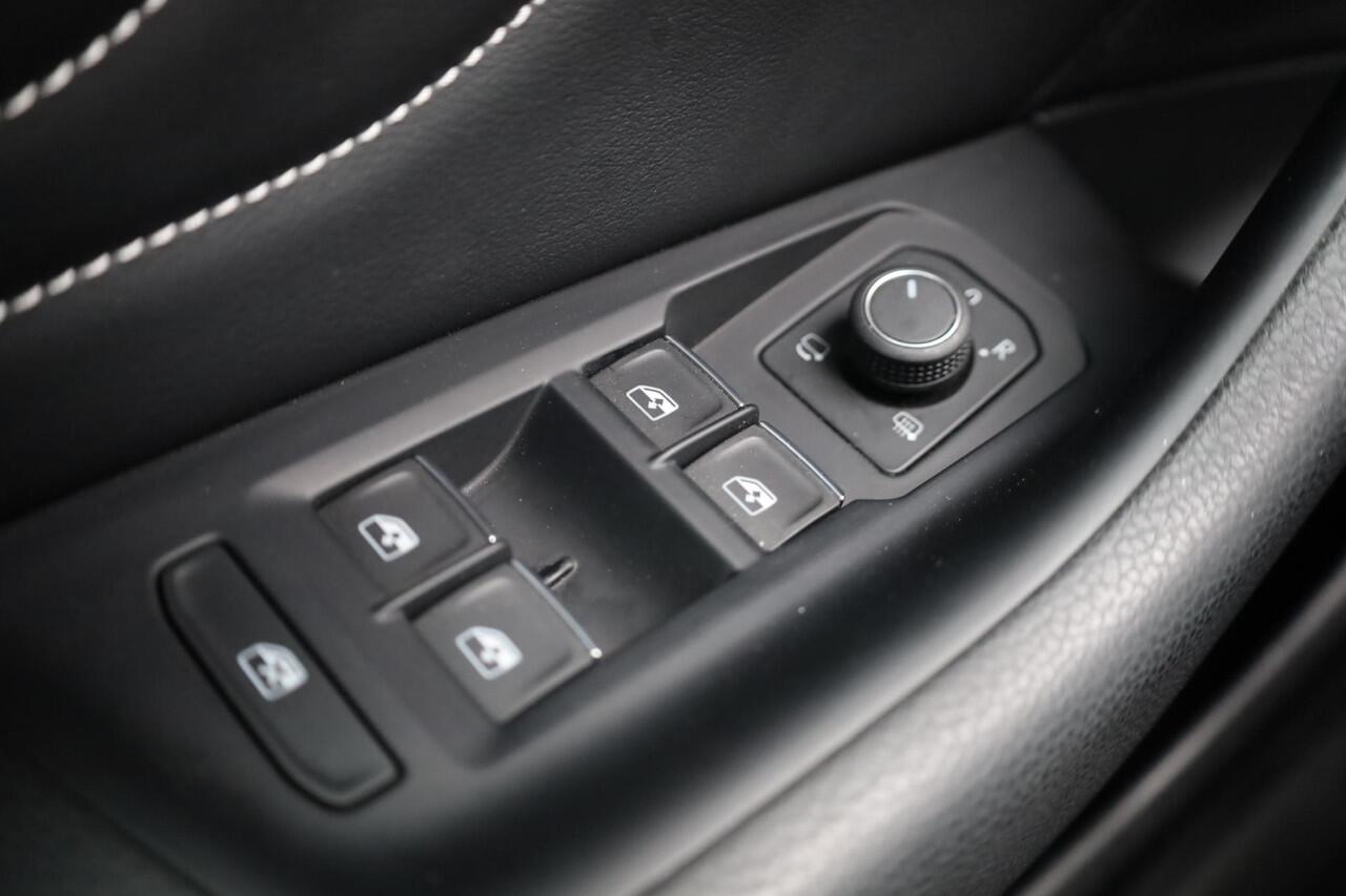 Volkswagen PASSAT Variant 1.4 TSI PHEV GTE Business PL ¤608 p/m* 218PK / 160kW DCC adaptief onderstel area view rondom zicht camera vol lederen bekleding elektrisch verstelbaar met memo functie IQ drive easy open met elektrische klep en keyless acces en go zwarte dakhemel 