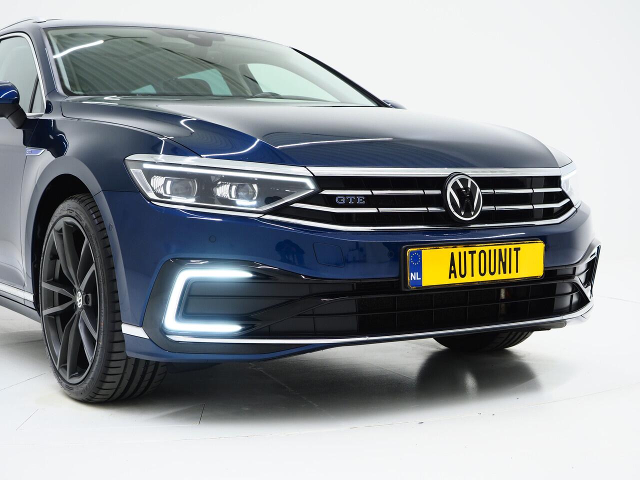 Volkswagen PASSAT Variant 1.4 TSI PHEV GTE R-Line | Panoramadak | Trekhaak | Massage | Adaptive Cruise | Camera | Carplay