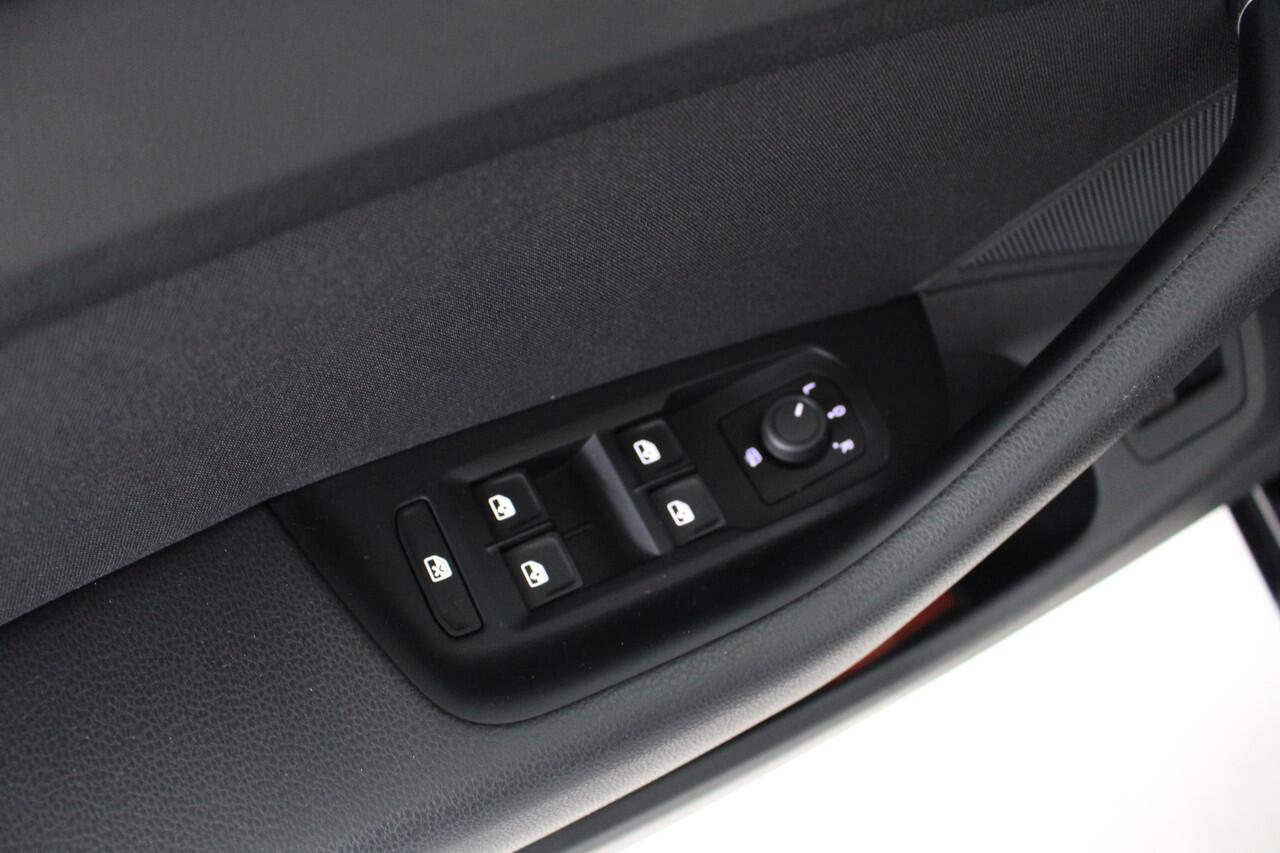 Volkswagen PASSAT Variant 1.5 TSI Business Navigatie | Lichtmetalen velgen | Cruise Control | PDC