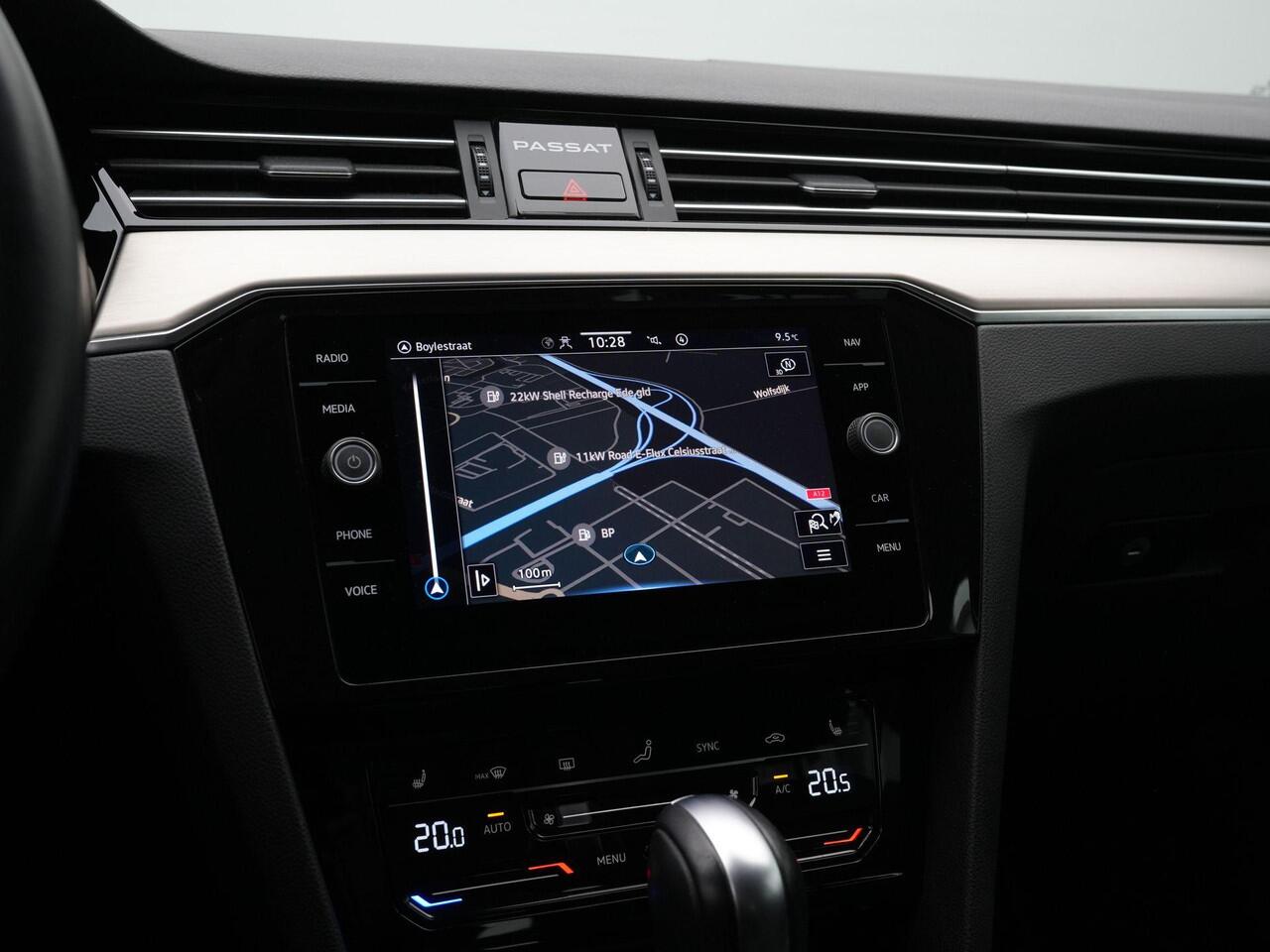 Volkswagen PASSAT Variant 1.5 TSI 150 pk DSG Elegance | Trekhaak | Head-up display | Leder/alcantara | Achteruitrijcamera