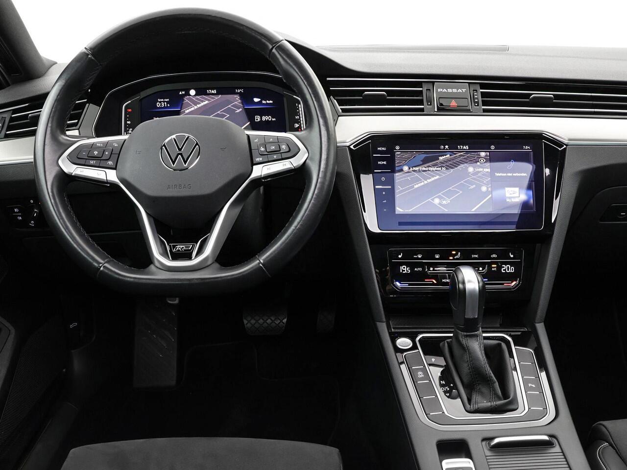 Volkswagen PASSAT Variant 1.5 TSI 150pk DSG R-Line Business + · Panoramadak · Camera · Matrix LED · Keyless · Stoelverwarming · Active Info Display · Garantie t/m 11-07-2027 of 100.000km