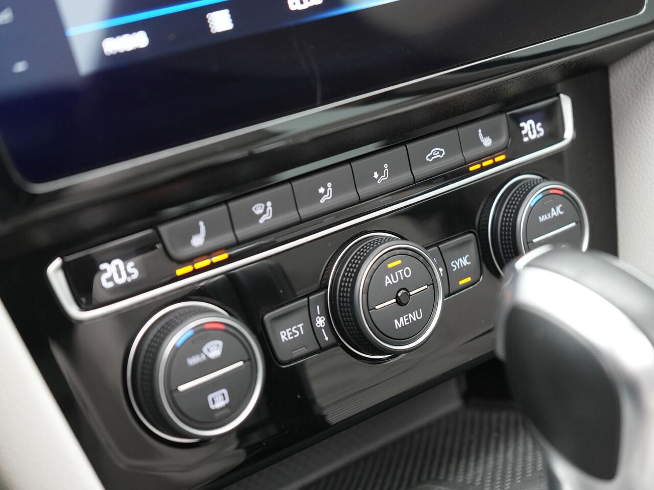 Volkswagen PASSAT Variant 1.4 TSI PHEV GTE Highline Plug In Hyrbid 218pk Dealer O.H PHEV | Panodak | Adaptive Cruise | Alcantara Sportstoelen Massage & Verwarmd | Apple Carplay | Camera | Virtual | Navigatie | Keyless | Blis | DAB |