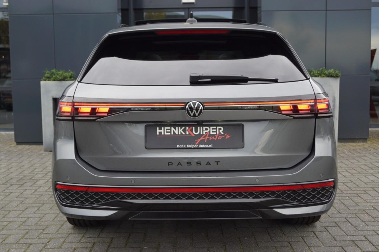 Volkswagen PASSAT 2.0 TDI DSG R-Line Black st. 150pk/ Panodak/ Head-up/ Trekhaak wegkl./ Camera /Navi