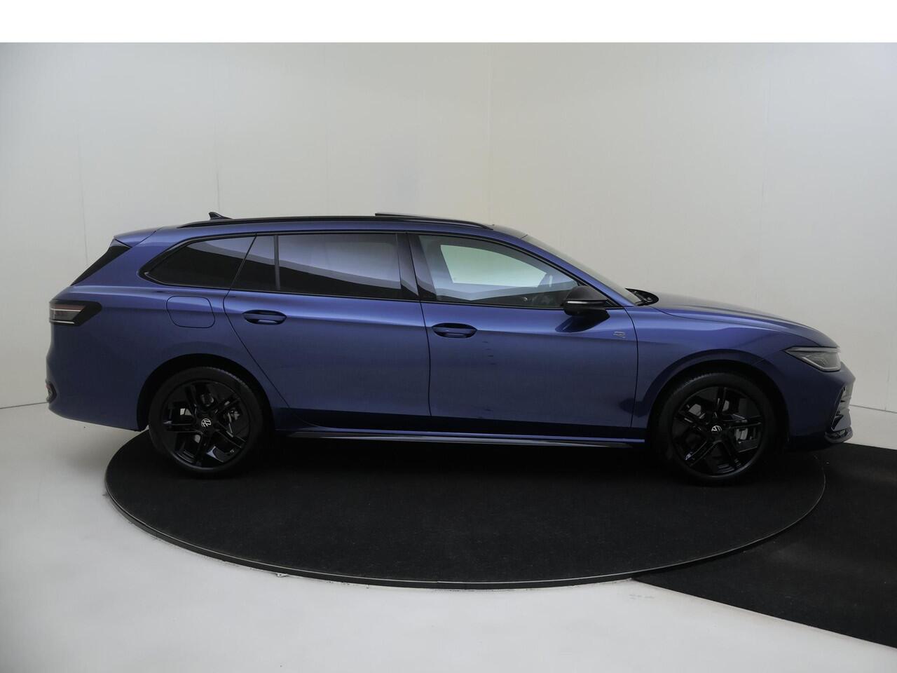 Volkswagen PASSAT Variant 1.5 eHybrid R-Line Edition | Panoramadak | Trekhaak | Black style | Harman/kardon audio | Head-up display | Stoelverwarming voor en achter | 360 camera | Parkeerasisstent |