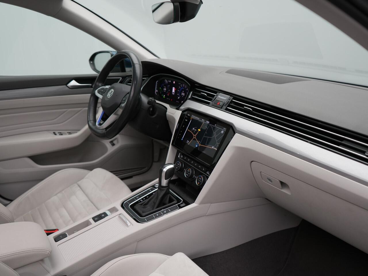 Volkswagen PASSAT Variant 1.4 TSI PHEV GTE Highline Plug In Hyrbid 218pk Dealer O.H PHEV | Panodak | Adaptive Cruise | Alcantara Sportstoelen Massage & Verwarmd | Apple Carplay | Camera | Virtual | Navigatie | Keyless | Blis | DAB |