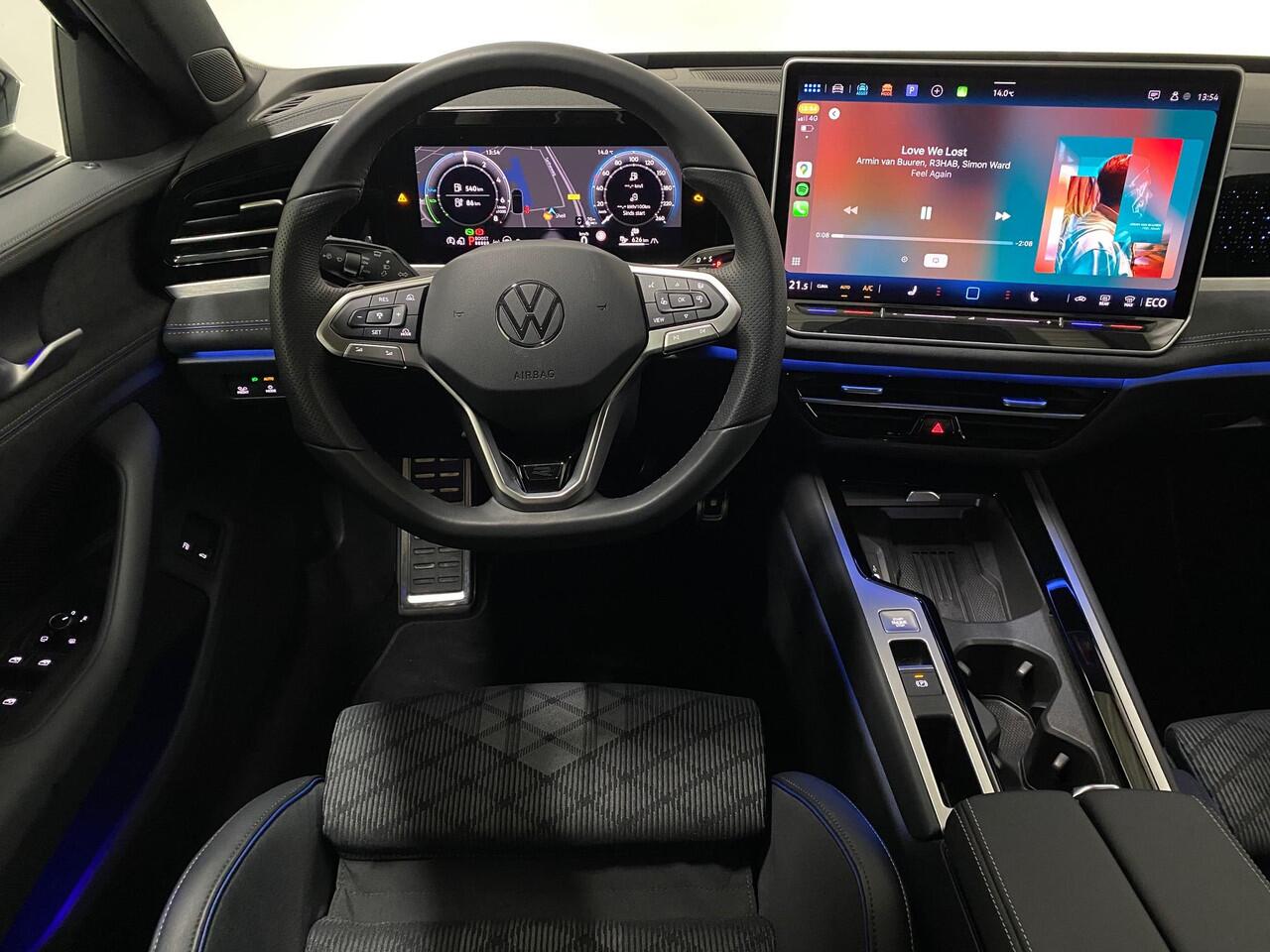 Volkswagen PASSAT Variant 1.5 eHybrid R-Line 272pk Keyless IQ Light 360 Camera Trekhaak Elek.Achterklep Apple/Android 18'' Inch