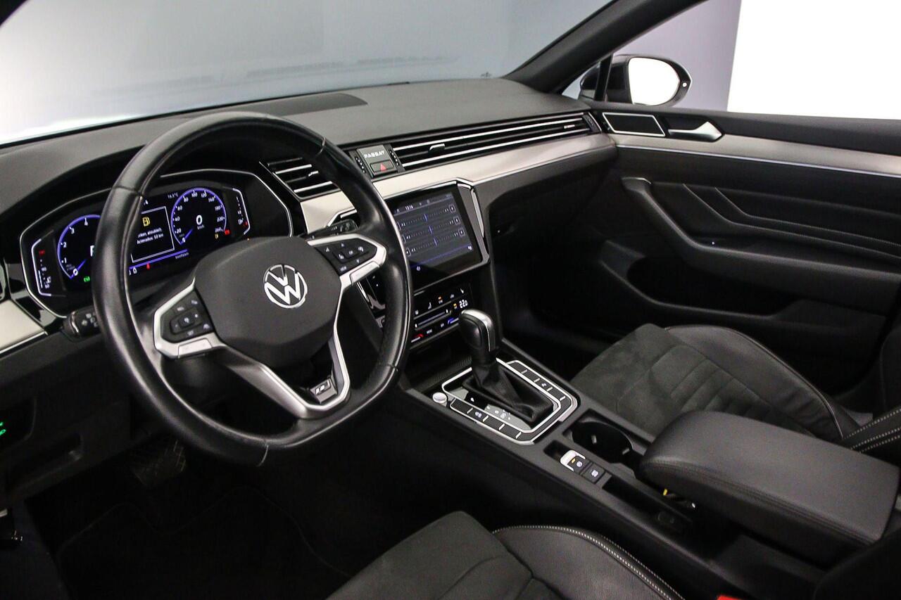 Volkswagen PASSAT Variant R-Line Business 1.5 TSI 150pk DSG Automaat Trekhaak, Panoramadak, LED matrix koplampen, Elektrische achterklep, Achteruitrijcamera