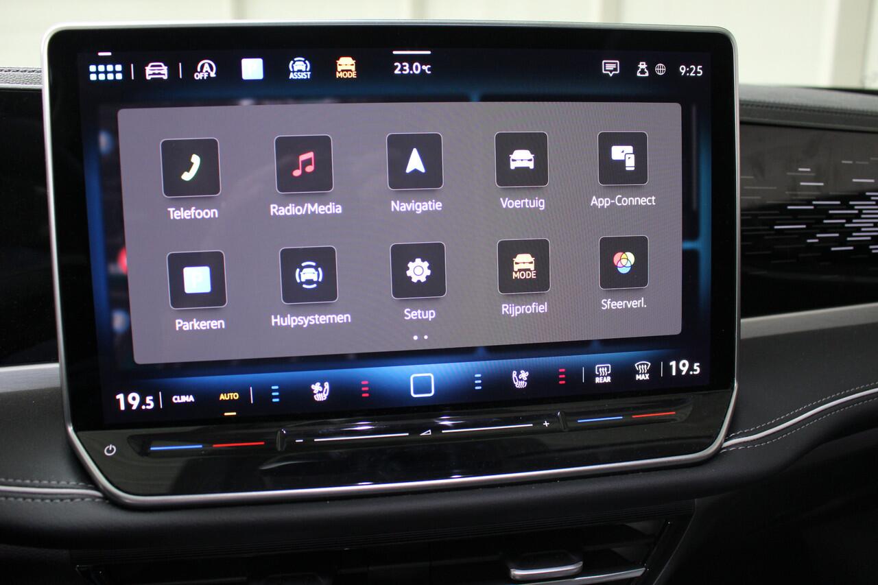 Volkswagen PASSAT Variant 1.5 eTSI Elegance Navigatie | Panoramadak | H.U.D. | 18" Velgen