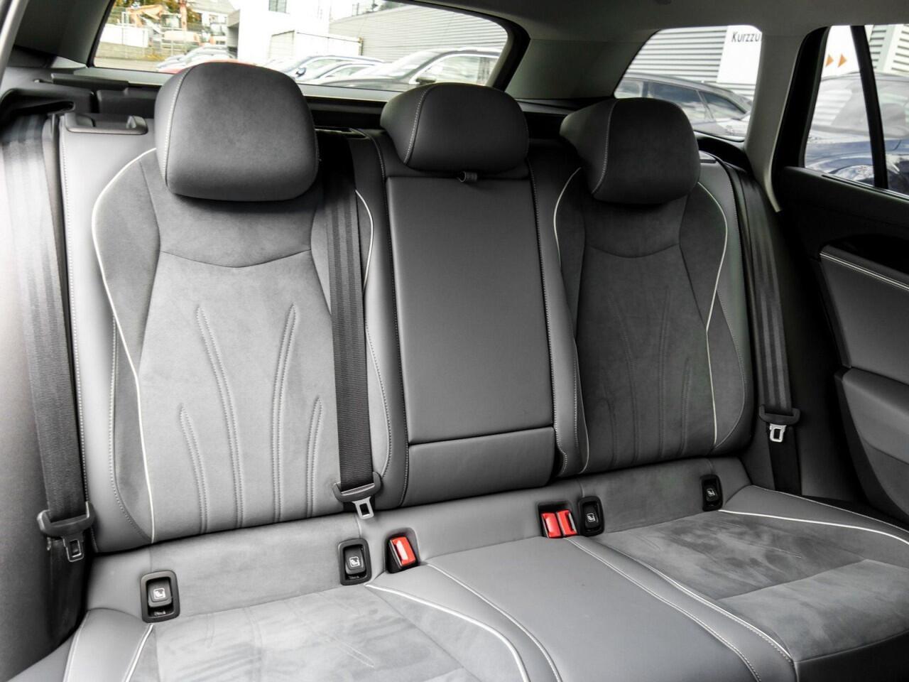 Volkswagen PASSAT Variant 1.5 eTSI Business ACC Massage Trekhaak LED DAB Camera Digital Cockpit PRO