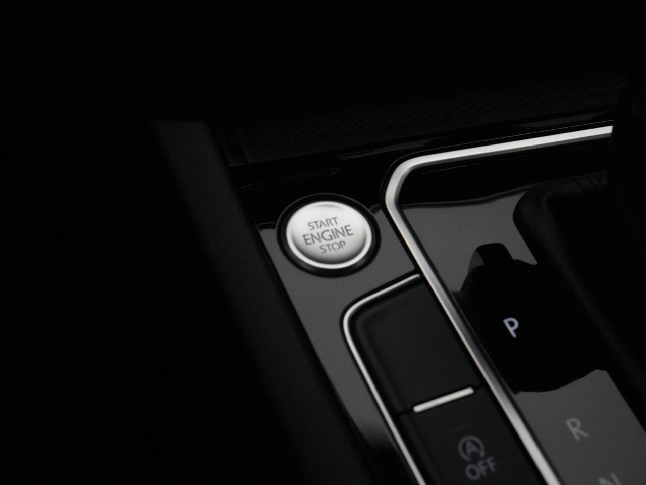 Volkswagen PASSAT Variant 1.5 TSI 150 pk DSG Comfortline Business | LED koplampen | Trekhaak | Adaptive Cruise | Parkeersensoren voor/achter | Climatronic | Carplay | Navigatie | 16 inch