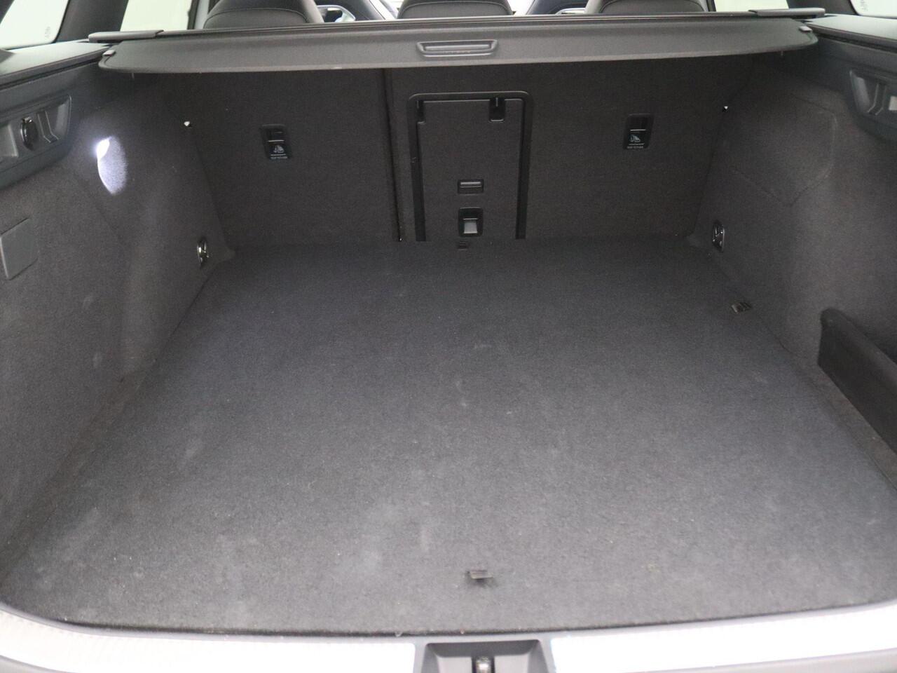 Volkswagen PASSAT Variant 1.5 eHybrid R-Line Business 272PK Trekhaak, 360 graden Camera, DCC, Harman & Kardon, Head-up Display, Leeds 19", Panoramadak, Elek. achterklep, LED-Matrix, Side assist, Keyless, Stoelverwarming voor + achter, Stuurwielverwarming