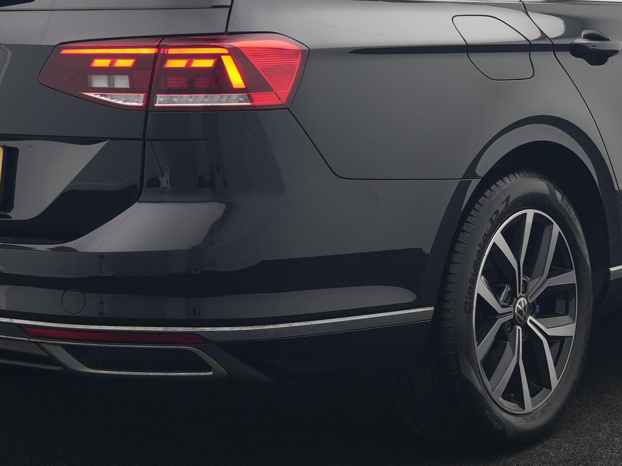 Volkswagen PASSAT Variant 1.4 TSI GTE Highline Plug In Hybrid 218pk Dealer O.H PHEV | Trekhaak Af Fabriek | Panodak | Adaptive Cruise | Camera | Alcantara Sportstoelen Massage & Verwarmd | Apple Carplay | Navigatie | Keyless | Virtual | DAB |