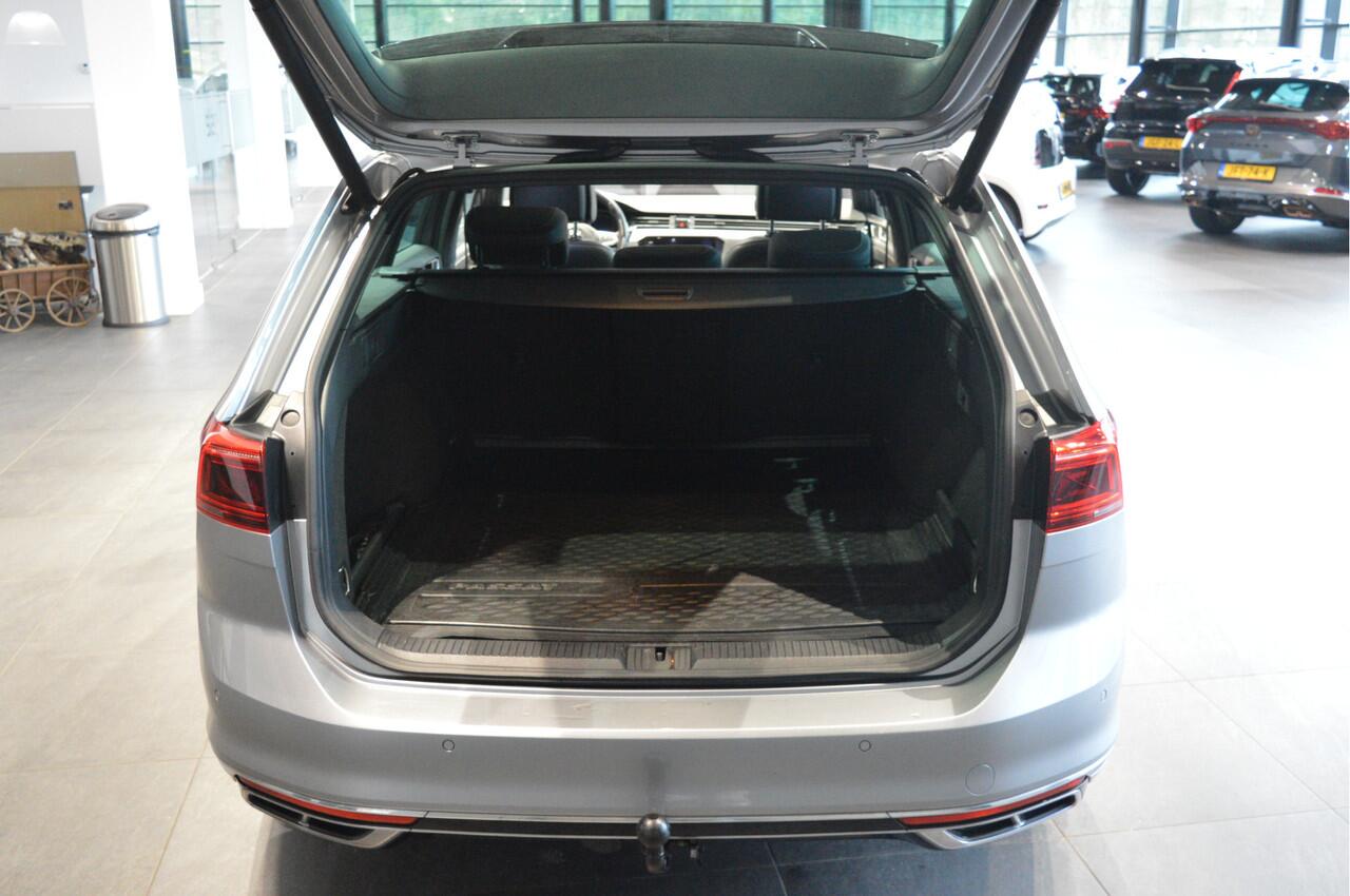 Volkswagen PASSAT Variant 1.5 TSI x R-LINE navi leer pano trekhaak keyless 19 inch !!