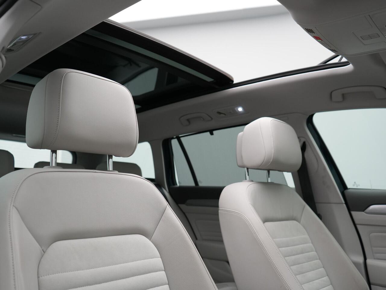 Volkswagen PASSAT Variant 1.4 TSI PHEV GTE Highline Plug In Hyrbid 218pk Dealer O.H PHEV | Panodak | Adaptive Cruise | Alcantara Sportstoelen Massage & Verwarmd | Apple Carplay | Camera | Virtual | Navigatie | Keyless | Blis | DAB |