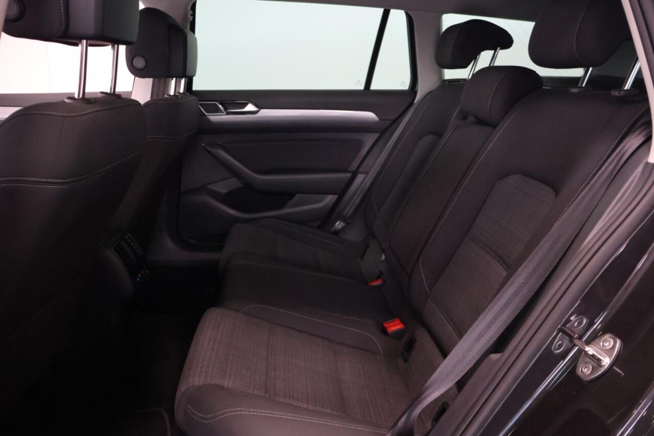 Volkswagen PASSAT 1.5 TSI Comfort Busines | Trekhaak | Navigatie | Camera | LED