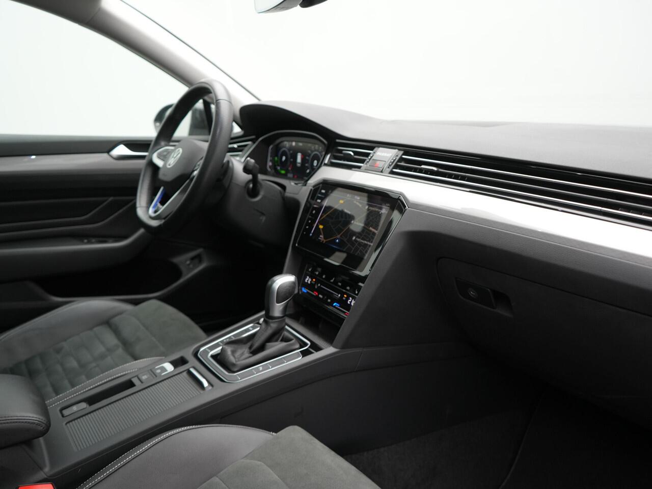 Volkswagen PASSAT Variant 1.4 TSI GTE Highline Plug In Hybrid 218pk Dealer O.H PHEV | Trekhaak Af Fabriek | Panodak | Adaptive Cruise | Camera | Alcantara Sportstoelen Massage & Verwarmd | Apple Carplay | Navigatie | Keyless | Virtual | DAB |