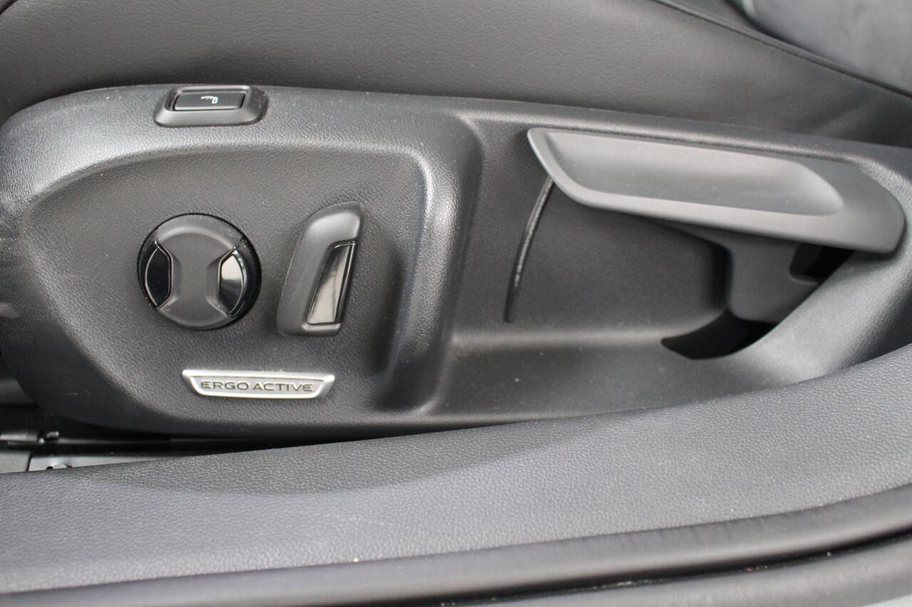 Volkswagen PASSAT Variant 1.5 eTSI Elegance Navigatie | Panoramadak | H.U.D. | 18" Velgen