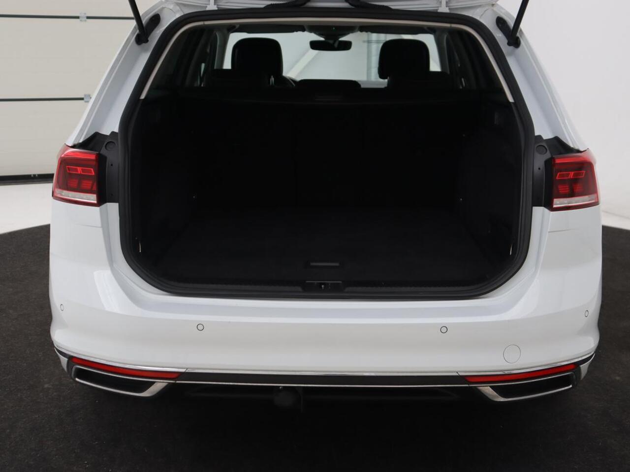 Volkswagen PASSAT 1.5 TSI Comfort Business | Stoelverwarming | Leder/Alcantara | Trekhaak | Adaptive cruise | Navigatie | Full LED | Parkeerhulp | Climate control | Bluetooth