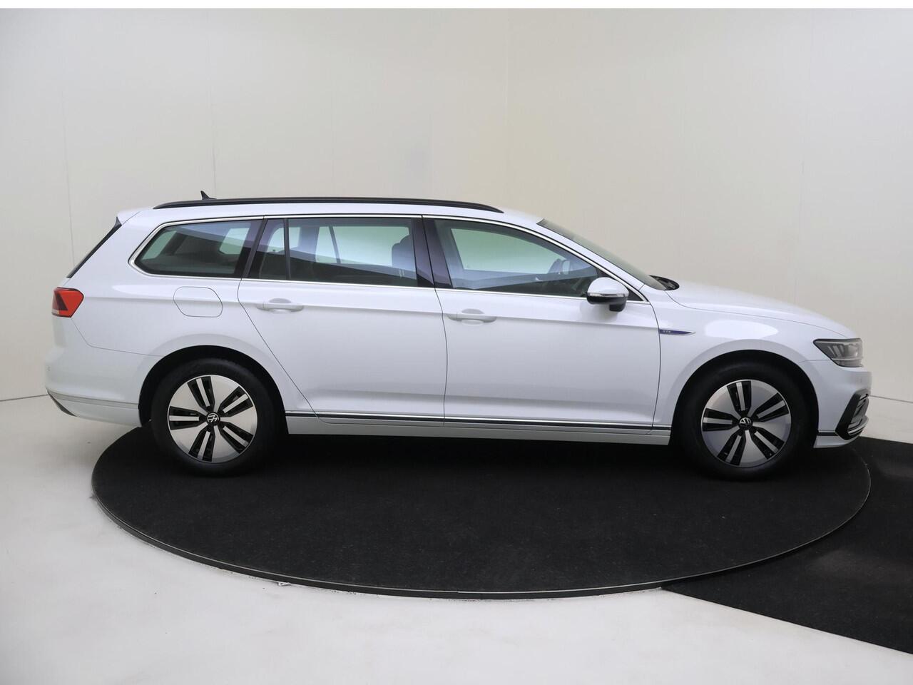 Volkswagen PASSAT Variant 1.4 TSI PHEV GTE | Navigatie | Adaptieve cruises control | Parkeersensoren | Keyless start | CarPlay | Bluetooth | Lane- en frontassist |